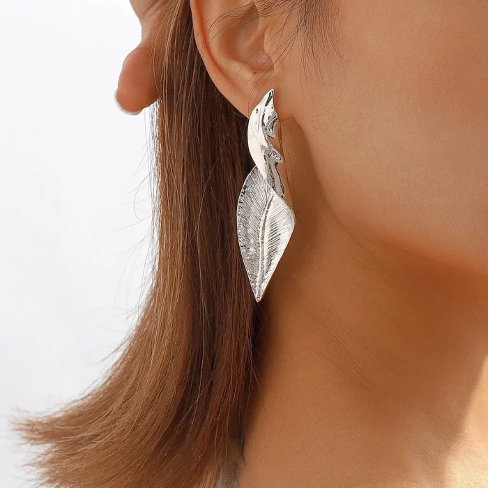 Fashion metal cold style exaggerated leaf earrings niche design unique earrings for women - Image 4